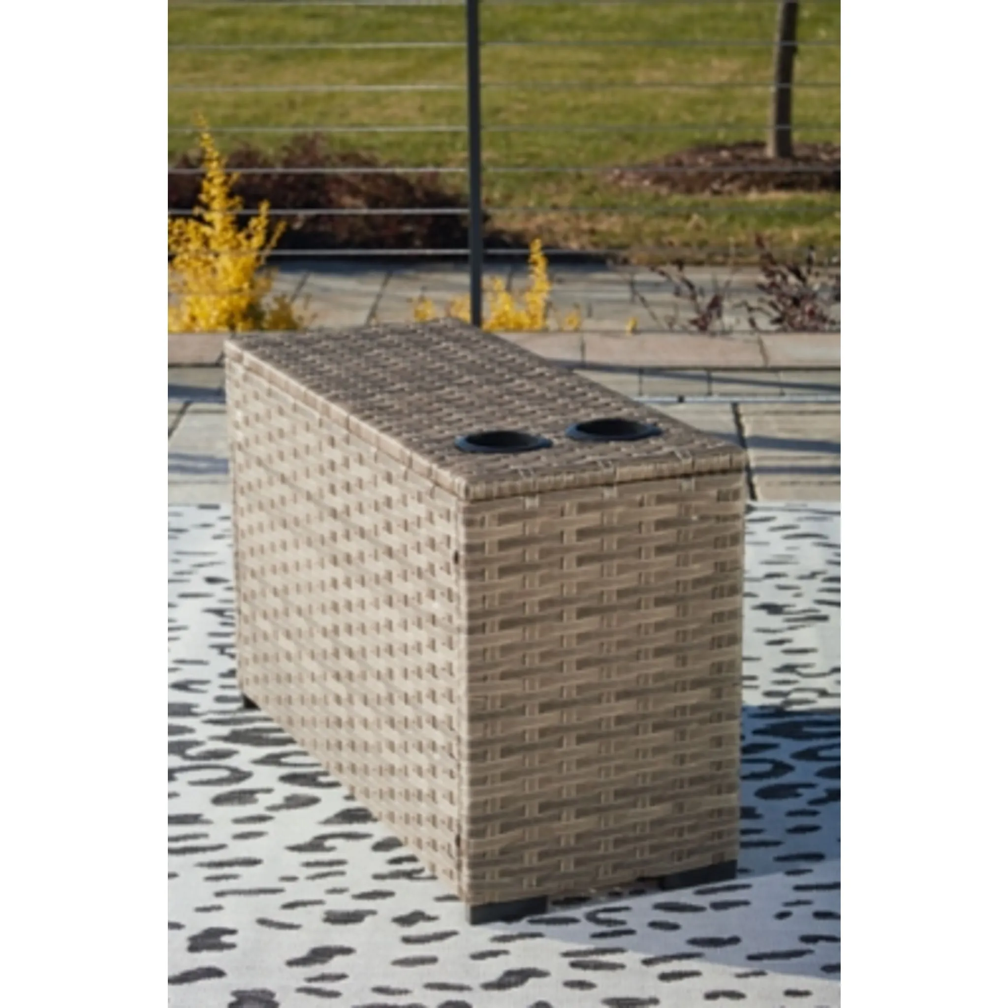 Outdoor Calworth Console with Drink Holders