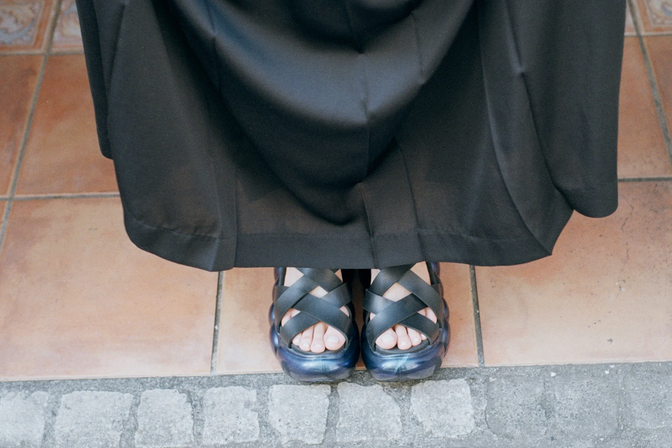 "Jewelry" Bubble Cross Sandal / Aurora Black