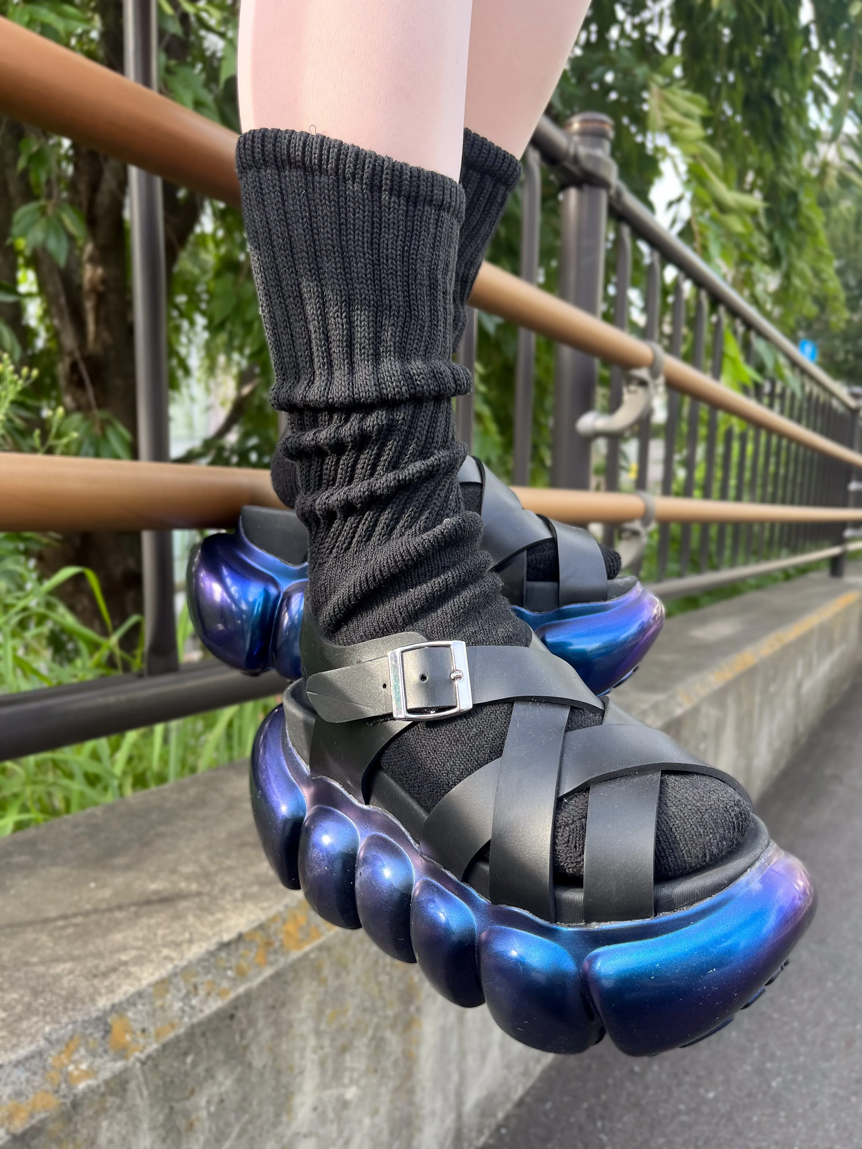 "Jewelry" Bubble Cross Sandal / Aurora Black